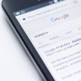 スマートフォンでGoogleの検索エンジンの画面が表示